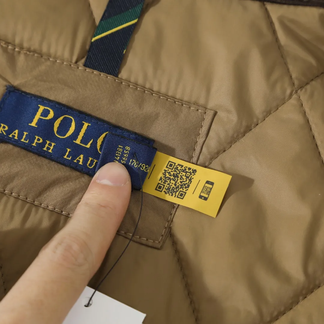 P370 #R50 Ralph Lauren/Ralph Lauren classic old money style workwear rhombus retro cotton jacket. Inspired by retro workwear, it reshapes the contemporary British style. Imported machine-pressed diamond quilting technology, every quilting line is accurately aligned, and the details are full of ingenuity; three-dimensional tailoring creates a neat H-shaped silhouette, and it can still remain light and straight when worn in multiple layers in autumn and winter. Customized metal buttons, low-key embellished textured corduroy lapel design, full of retro atmosphere, 37.5° temperature control black technology, breathable and moisture-proof, locks in temperature and sweat, waterproof and snow-proof fabric, no fear of bad weather, anti-run cotton patented technology, warm and soft, long-wearing without deformation, five high-end colors: navy | khaki | black | green | brown, easily suitable for commuting, leisure, and travel. Wearing one piece gives off a calm temperament of "old money style", and you can have both style and warmth in low-temperature weather.  Color: Navy blue, black, khaki, military green, brown Size: S M L